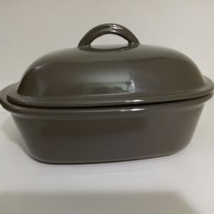 Unused Pampered Chef Casserole Dish